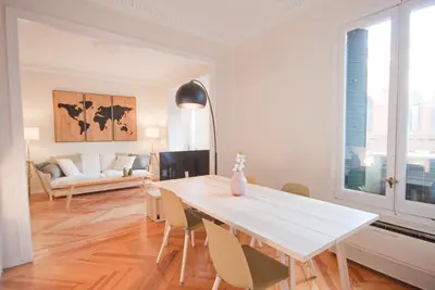 Image de Bel appartement de deux chambres dans un domaine noble à Chamberí