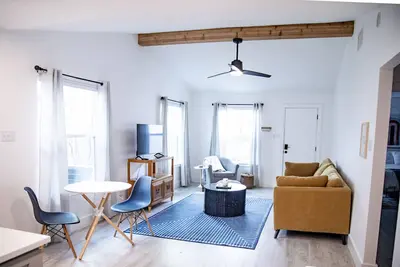 Image de the Winnie House~\nS. Austin sunny + modern retreat