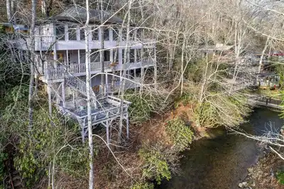 Image de 2-story waterfront home with mountain & creek views, decks, grill, fireplace, Ac