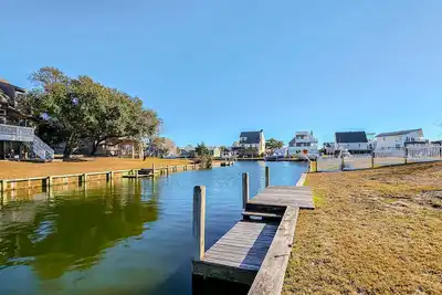 Image de Canal-front home with front & rear decks, pool & private hot tub - dog-friendly
