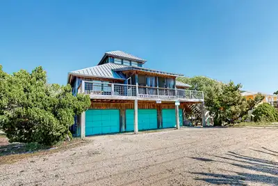Image de Coastal home with deck, screened porch, central Ac, & washer/dryer - near beach