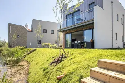 Image de A contemporary glass fronted lake side home that sleeps 8 guests in 4 bedrooms
