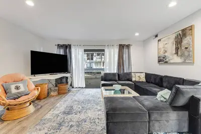 Image de Sea Colony condo with indoor/outdoor pools, sports courts, & beach access