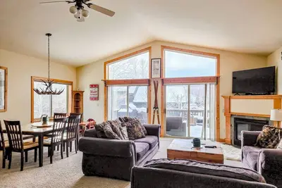 Dog-friendly home with mountain views, deck, washer/dryer, kitchen & fireplace