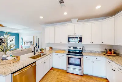 Image de New home near the beach with an enclosed backyard, washer\/dryer, & central Ac