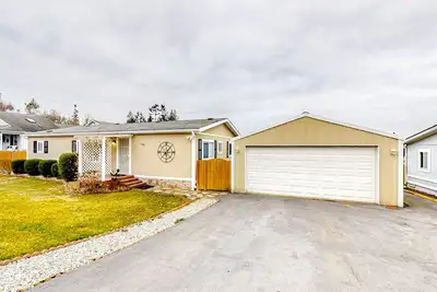 Image de Enchanting home with ocean view, deck, fire table, & washer/dryer
