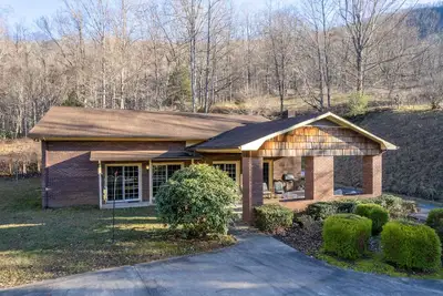 Image de Mountainside house with long range views, pool table, firepit, & W\/D
