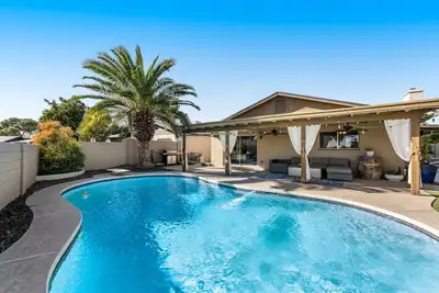 Image de Charming, dog-friendly home only minutes to Old Town with pool & custom bar