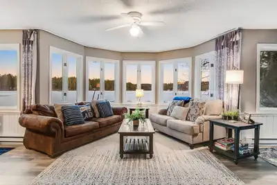 Image de Gorgeous water views, deck, private boat slip, indoor pool, hot tubs, & gym