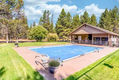 Image de Lovely home near town with private hot tub, scenic deck, W/D, & chic decor