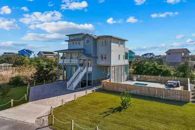 Image de Sprawling estate close to the beach with a pool, hot tub, elevator