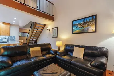 Image de Tahoe condo with hot tub, central Ac, fireplace, gas grill & balcony