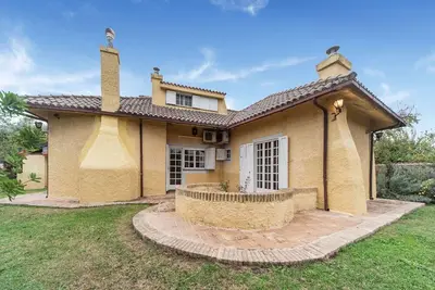 Image de Belle maison de vacances Ă Ardea avec jardin