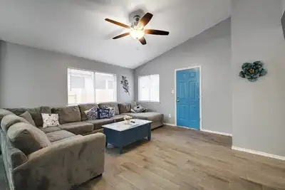 Image de Nearby Shopping & Restaurants Modern Safe Comfy Full-Stocked 4br/2ba