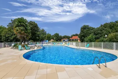 Image de Gîte dans un parc de vacances avec piscine