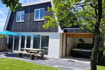 Image de Maison de vacances confortable avec bain à remous