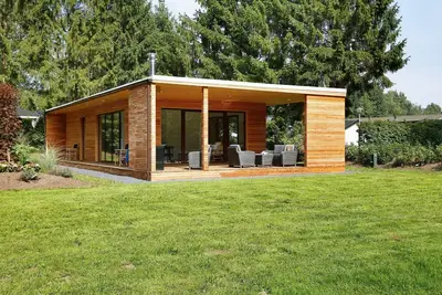 Image de Lodge moderne avec poêle à bois près d'Almelo