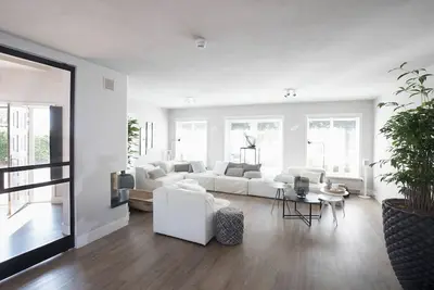 Villa de luxe avec cuisine extérieure et vue sur un lac récréatif
