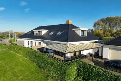 Image de Maison chaleureuse avec espace de jeux, aux abords du port
