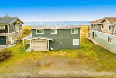 Image de Oceanfront, dog-friendly home with large covered deck & ocean view
