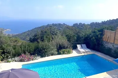 Villa avec vue sur la mer dans une fermée