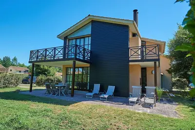 Image de Villa dans une réserve naturelle avec un château