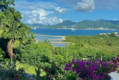 Image de Magnificent cliff side villa awaits you. . .