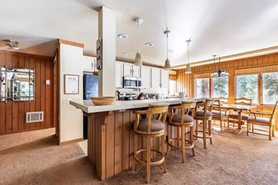 Image de 2 bedroom close to Village-huge windows with mountain views! On shuttle route