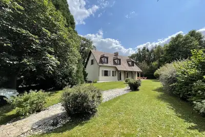 Image de Propriété de campagne rénovée avec cheminée, à proximité de forêt