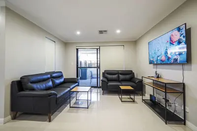 Image de Beautiful Family Home Near Shops.