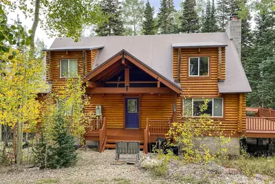 Image de Charming cabin in quiet location with fireplace, W/D & primary & guest lofts