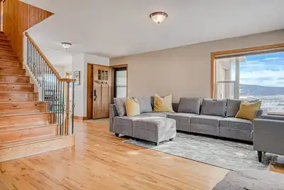 Image de Dog-friendly villa with mountain-views, enclosed yard, grill, and washer/dryer