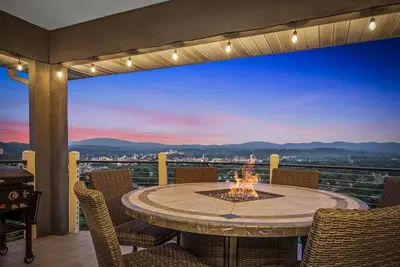 Image de Pool, Golf, Arcades & Lovely Mountain Views