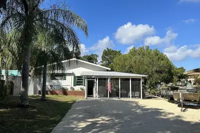 Image de Cozy Waterfront Fish Camp- Catch Dinner from your Dock!