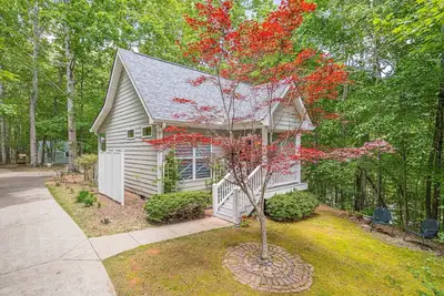 Image de ♨️Hot Tub🌳Forest🍷Wineries🍔Grill 🎦Roku📧WiFi📺 Hdtv🛏️Queen ❤️ Comfy 🆒 Gem🌎