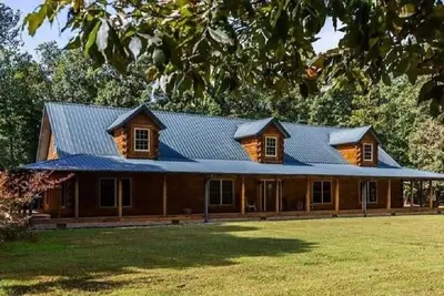 Image de 4500 sq ft Secluded Log Cabin Home on 17 acres