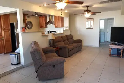 Image de Large 3 bedroom house minutes from the lake.