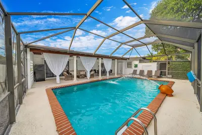 Image de Family Getaway Home with Large Pool 5br/3 Suites