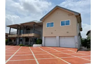 Image de 5-Bedroom Residential home in Adenta.