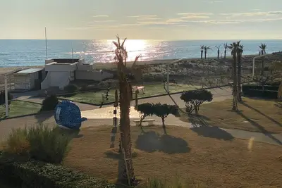 Image de Studio en Bord de Mer, 4 Couchages, Parking Privé, Près des Commodités et Parc Aqualand