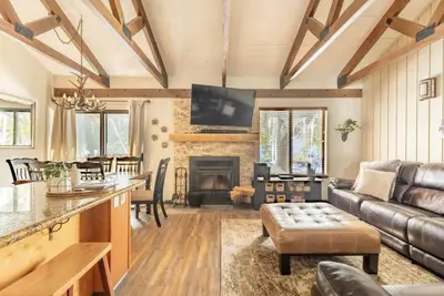 Image de Updated cabin retreat near the Village. 2 bedrooms+Loft-sleeps 8 comfortably!