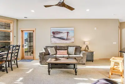 Image de Lakefront, ground floor condo with indoor pool - fireplace, patio & washer/dryer