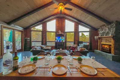 Image de Newly Renovated Luxury Chalet w\/ 6p Hot Tub, Game Room, and Fireplace