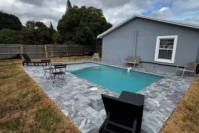 Image de New! Heated salt water pool. Walking distance to Atlantic Ave