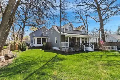 Image de Large Lakehouse with hot tub. walk to public beach in Twin Lakes Wi