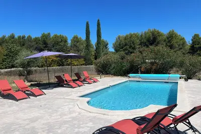 Image de « La villa rouge Luberon »Proche Roussillon avec vue, clim et piscine chauffée