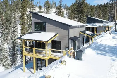 Image de Beautiful views from a modern ski lodge within 1/2 mile of Terry Peak - Hot Tub