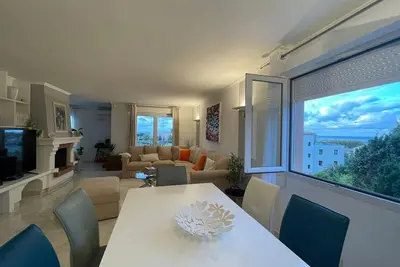 Image de large apartment with sea view and air conditioning ideally located