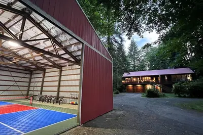 Image de Indoor Pickleball - Pet Friendly, 2 Acres, HotTub!
