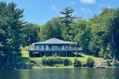 Image de Blue Lodge with cozy winter garden and direct lake access